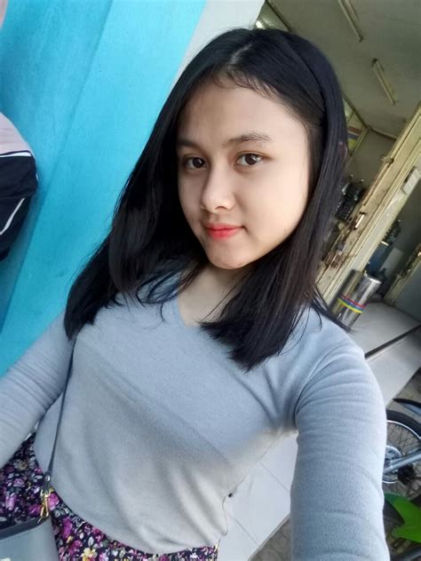 Cewek SMA Cantik Keenakan Di Entot Pacar